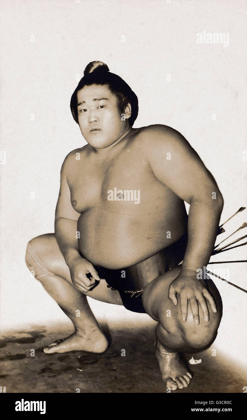 Japanischer Sumo-Ringer in traditioneller Pose Stockfoto
