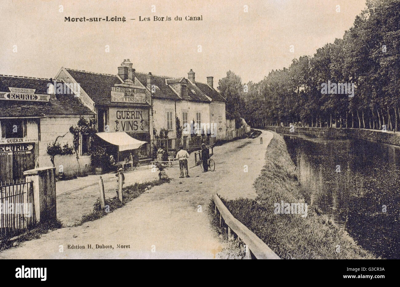 Moret-sur-Loing: Häuser und ein Weinladen am Kanal Stockfoto