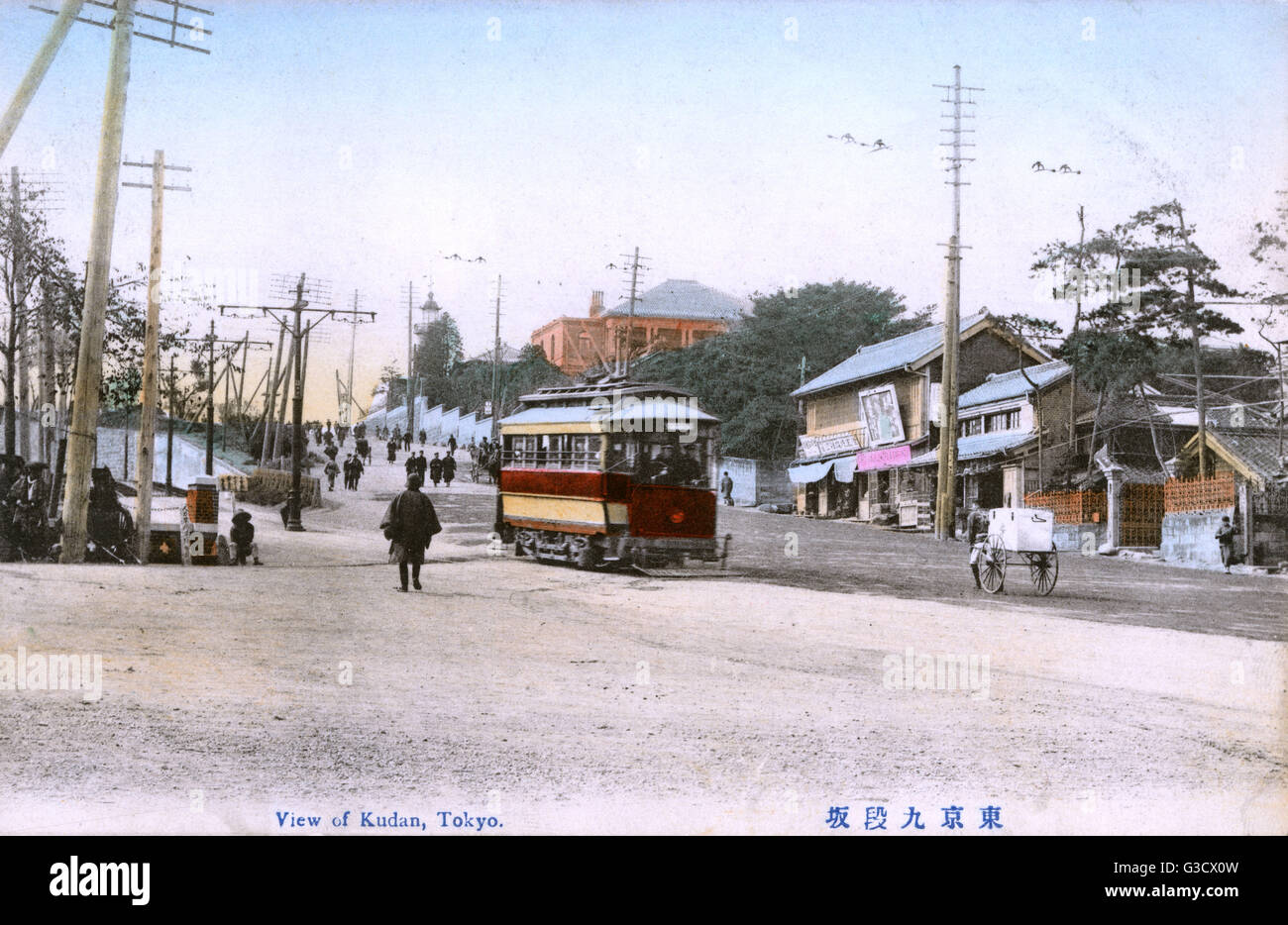 Eine Straßenbahn fährt auf den Kudan Hill (Kudanzaka) - Tokio, Japan Stockfoto