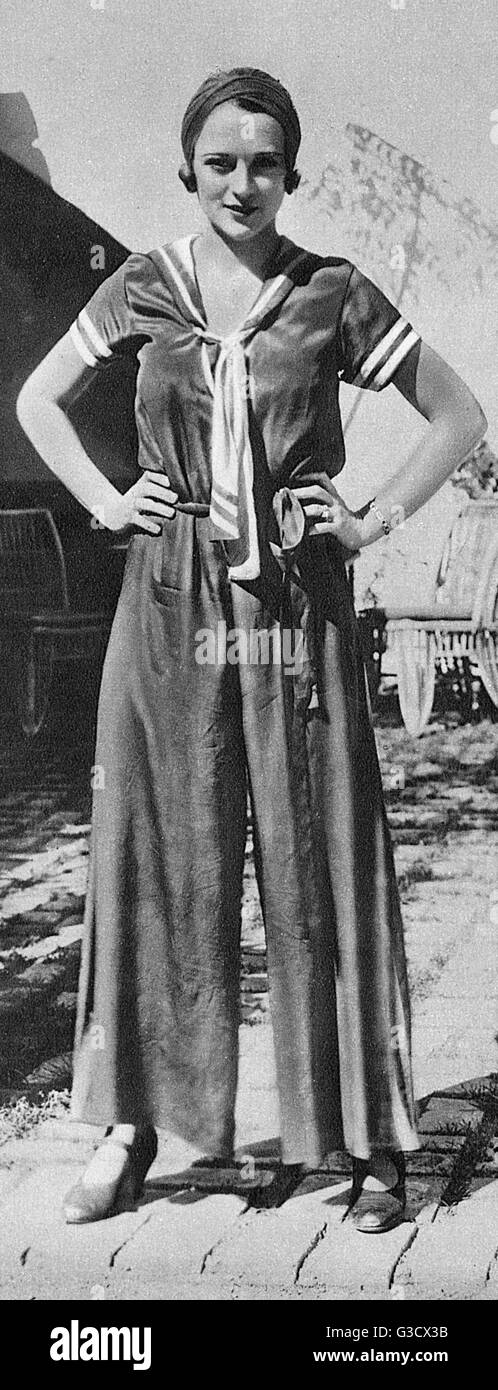 Strand-Pyjama, eine neue Modeerscheinung 1931 bestehend aus breitbeinig Hosen getragen mit einem passenden oder ergänzenden Top (Weste, Neckholder oder Bolero).  In diesem Beispiel wird mit einem Matrosenkragen sehr nautisch inspiriert.       Datum: 1931 Stockfoto