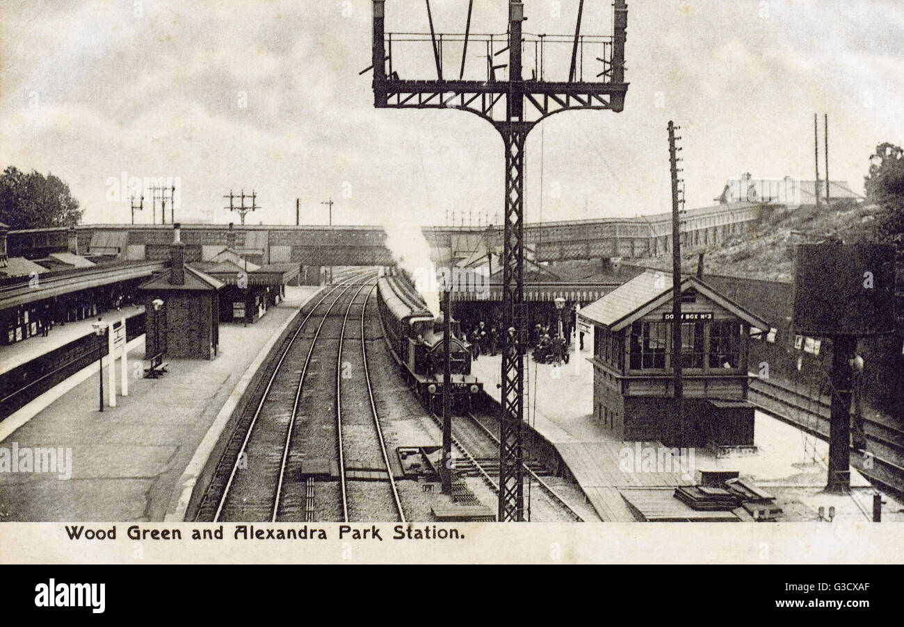 Eine wunderbare Postkarte Blick hinunter auf Wood Green und Alexandra Park Station, London (jetzt genannt Alexandra Palace Railway Station).     Datum: circa 1905 Stockfoto