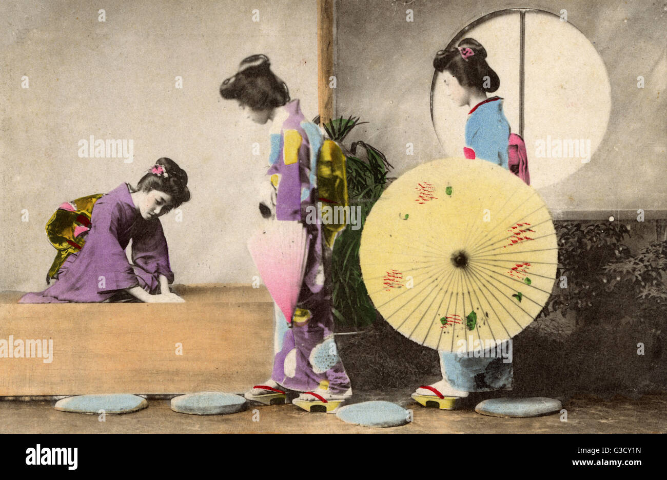 Japan – Geisha kommt bei einem Freund zu Hause an Stockfoto