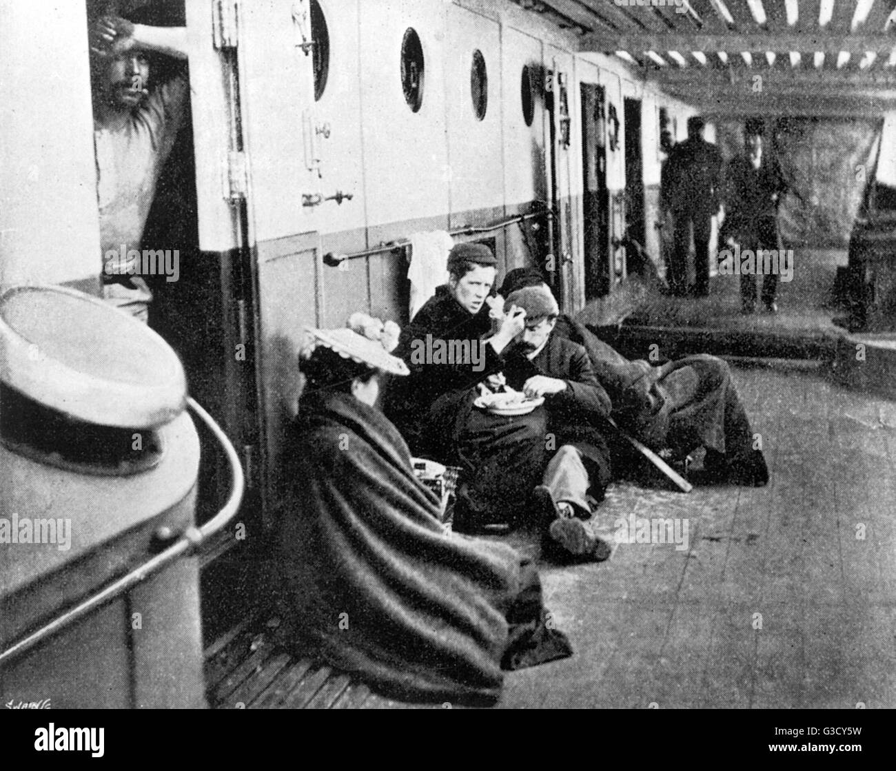Zwischendeck-Passagiere auf ein Emigrant Schiff von Liverpool nach New York, drängten sich 1896 auf dem Deck der Außenkabinen. Die Reise begann für diese Auswanderer nach Amerika in London mit einem Auswanderer Zug von Euston nach Liverpool.     Datum: 1896 Stockfoto