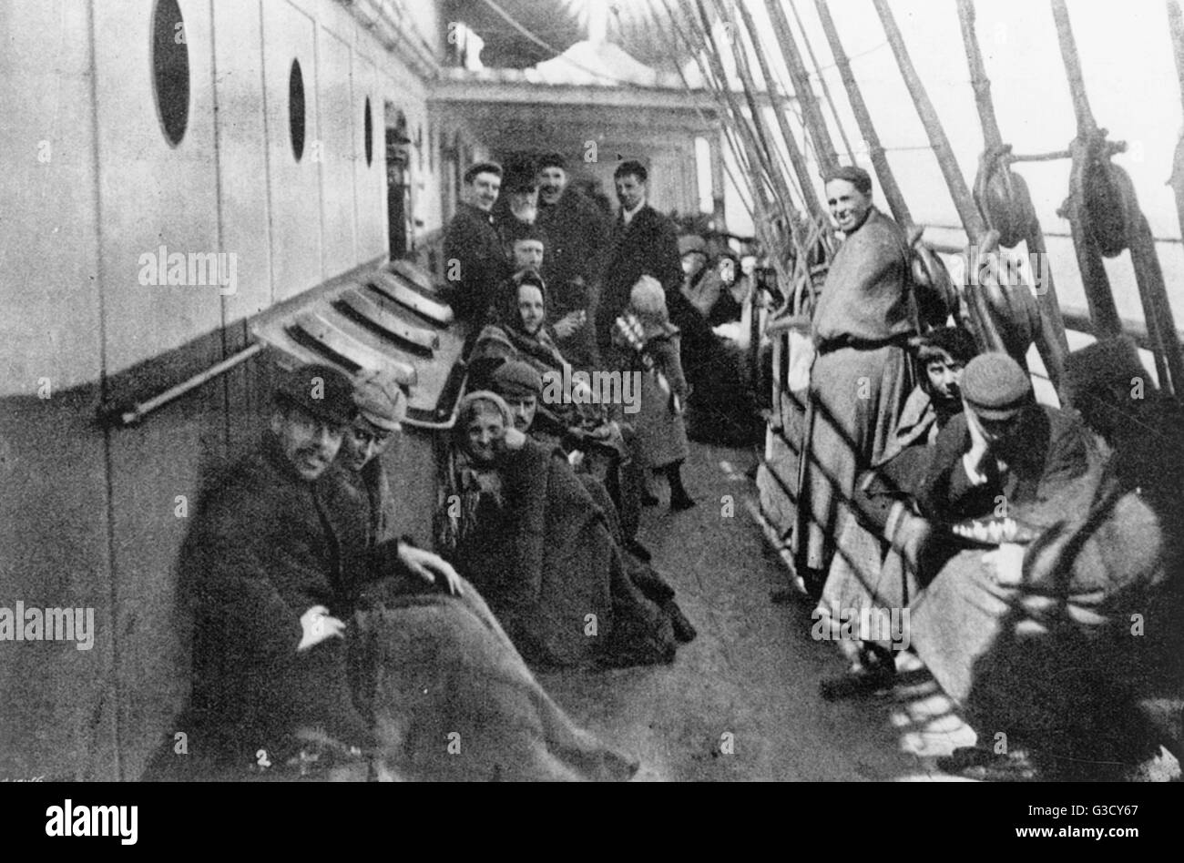 Zwischendeck-Passagiere auf ein Emigrant Schiff von Liverpool nach New York, 1896. Verschiedene Passagiere posieren für ein Foto. Die Reise begann in London mit einem Auswanderer Zug von Euston nach Liverpool.      Datum: 1896 Stockfoto