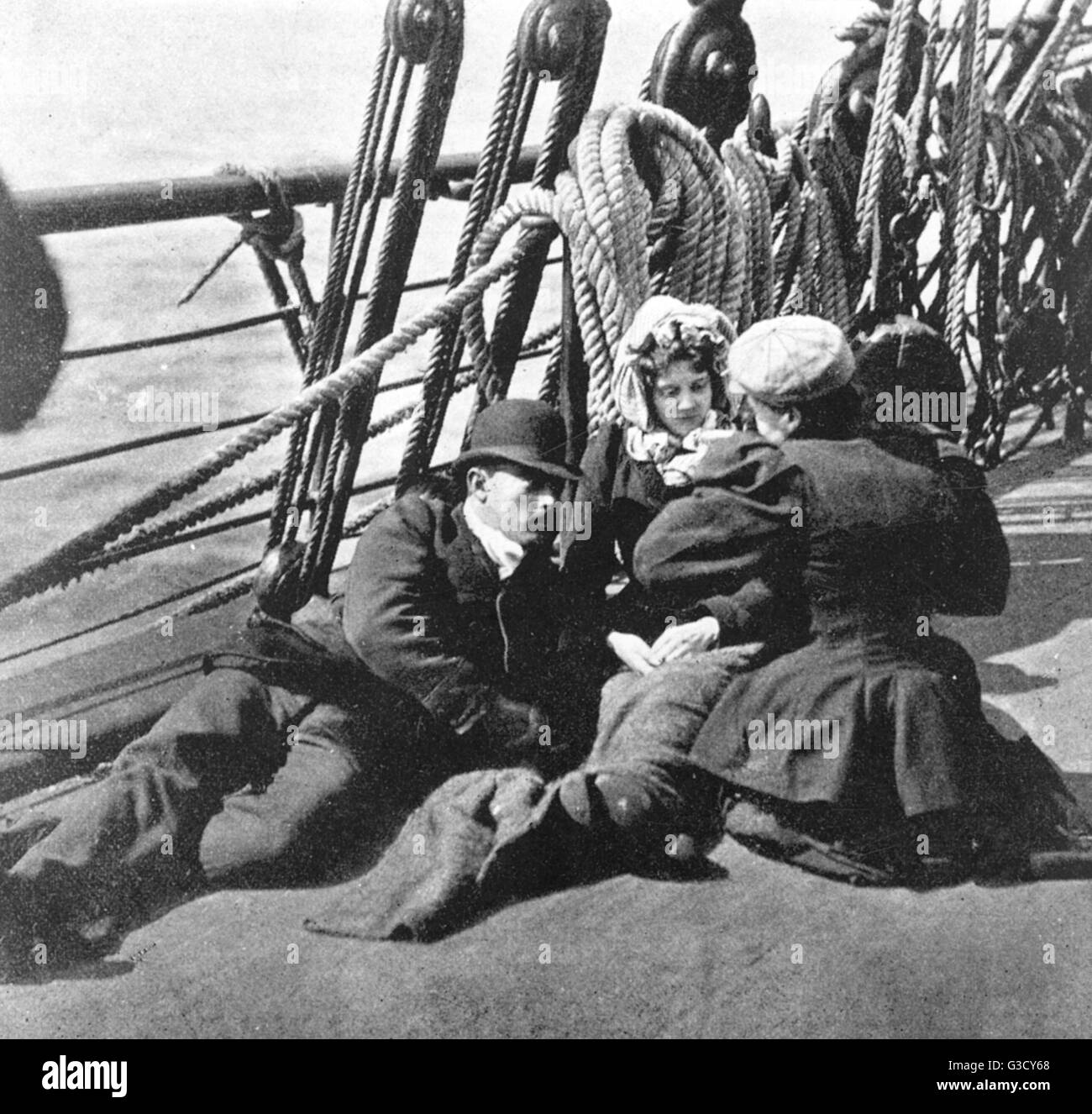 Eine Familiengruppe Zwischendeck-Passagiere auf einem Auswanderer Schiff von Liverpool nach New York, 1896. Die Reise begann in London mit einem Auswanderer Zug von Euston nach Liverpool.     Datum: 1896 Stockfoto