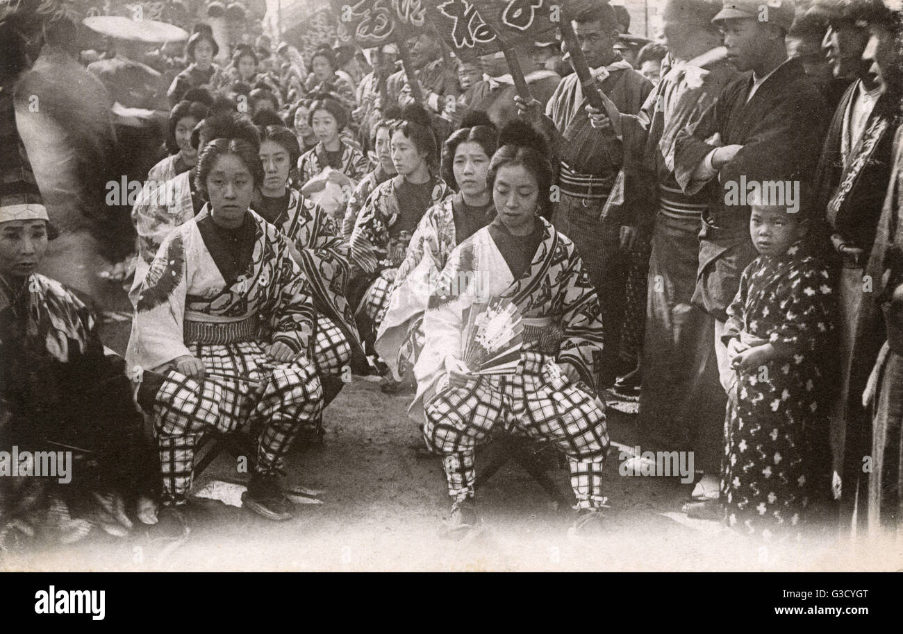 Eine Gruppe japanischer Frauen in passenden Kostümen auf einem Festival Stockfoto