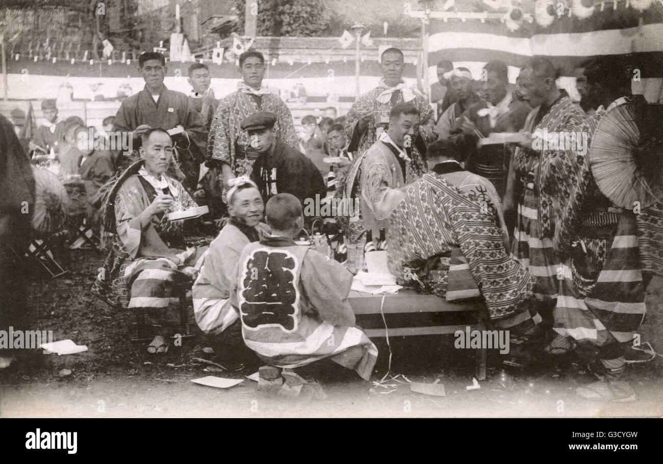 Eine Gruppe japanischer Männer in passenden Kostümen auf einem Festival Stockfoto