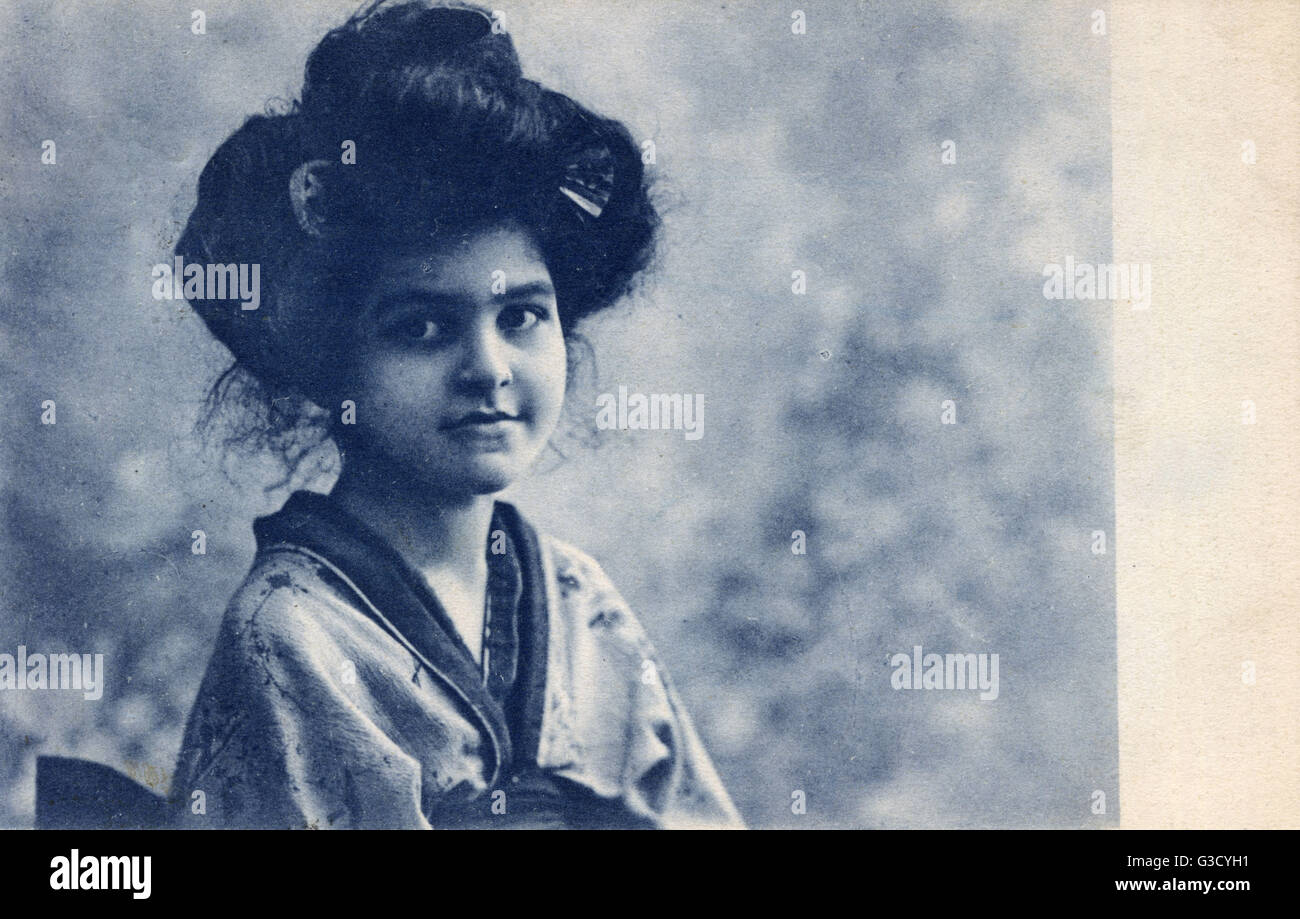 Ein europäisches Mädchen mit ihren Haaren im japanischen Geisha-Stil Stockfoto