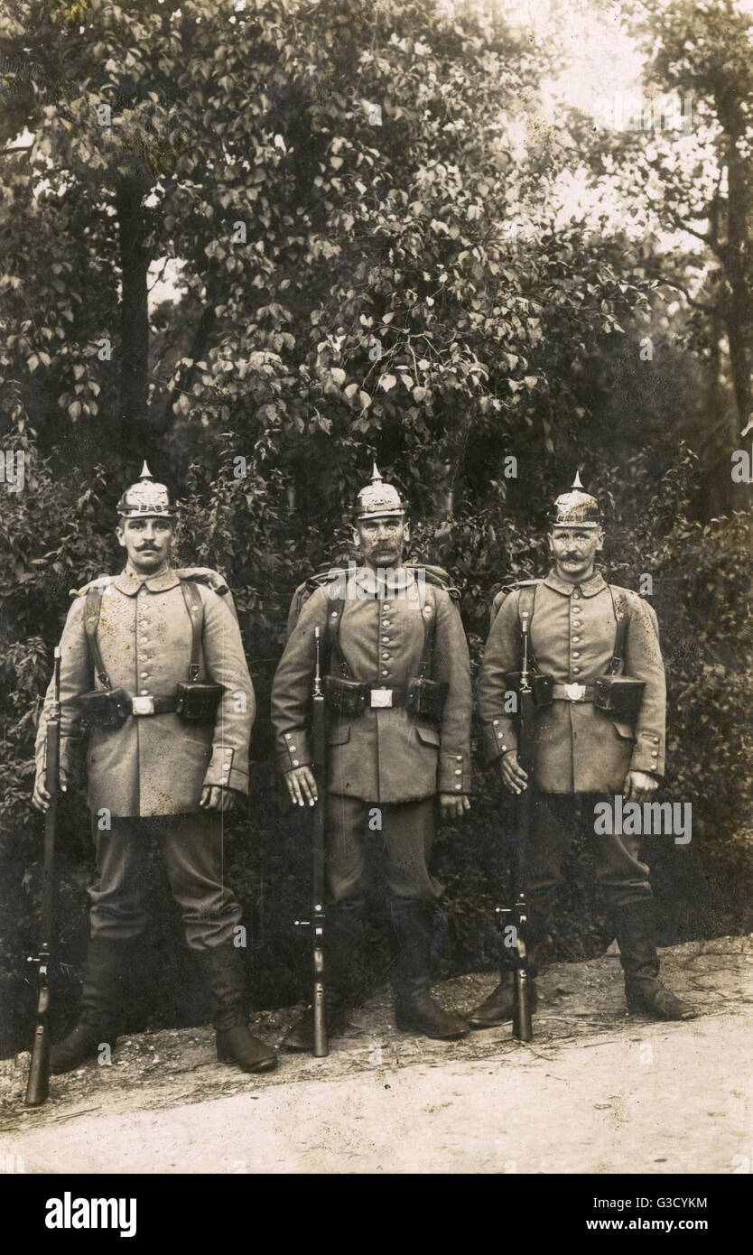 WW1 - drei kluge deutsche Soldaten gehen nach vorne Stockfoto