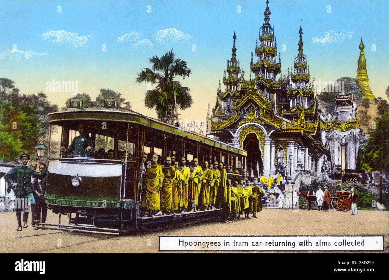 Buddhistische Mönche nehmen die Straßenbahn von der Shwedagon-Pagode nach Hause Stockfoto