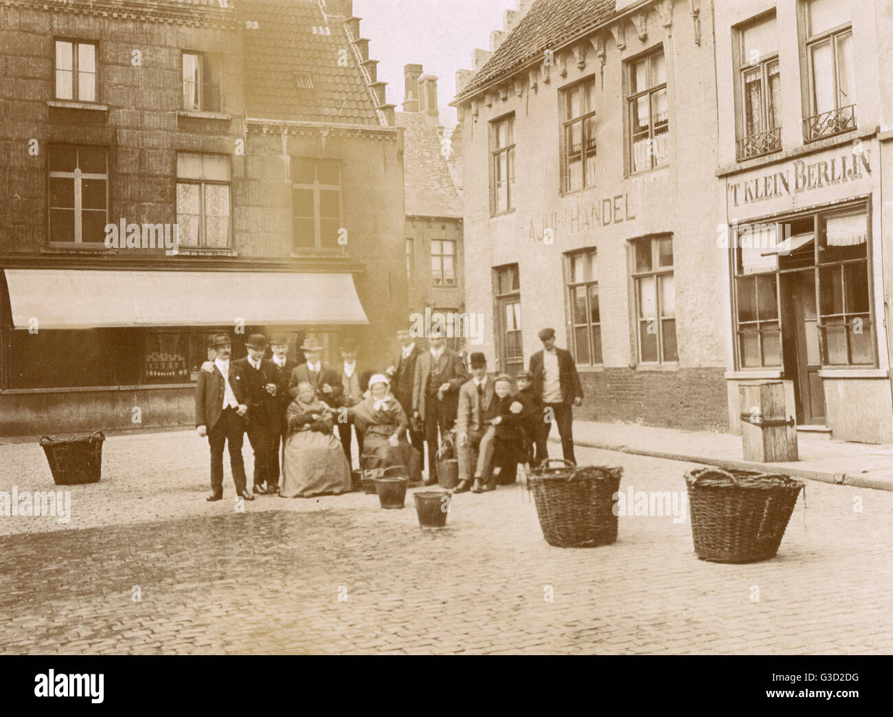 Gruppe von Menschen in einer Straße, Niederlande Stockfoto