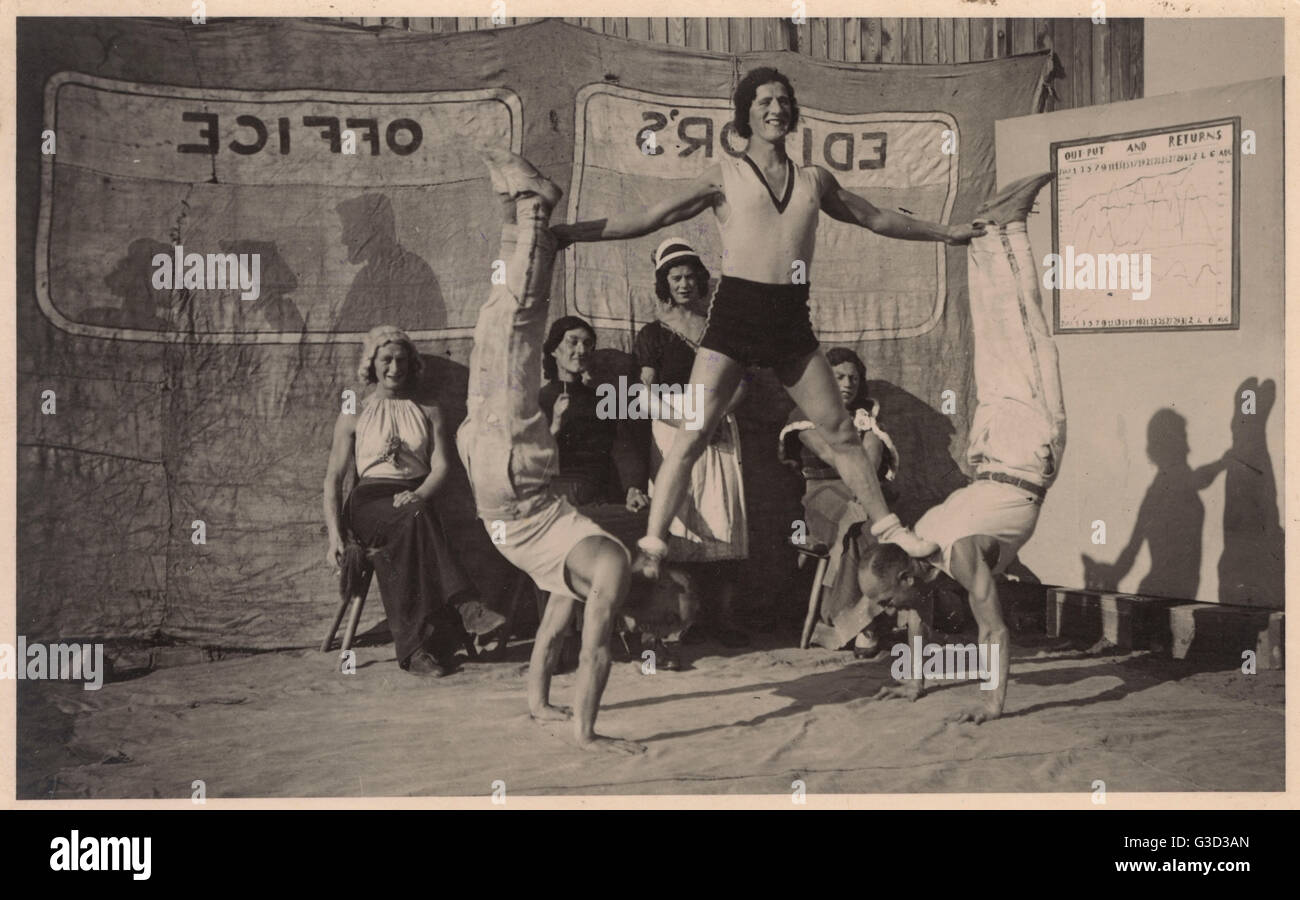 WW2 - britische Kriegsgefangene im Stalag XXI-D, einem deutschen Weltkrieg Kriegsgefangenenlager mit Sitz in Poznan (Posen), Polen, unterhaltsam ihre Kollegen Gefangenen mit einer humorvollen und akrobatische Leistung. (siehe auch: 10555411)     Datum: ca. 1941 Stockfoto