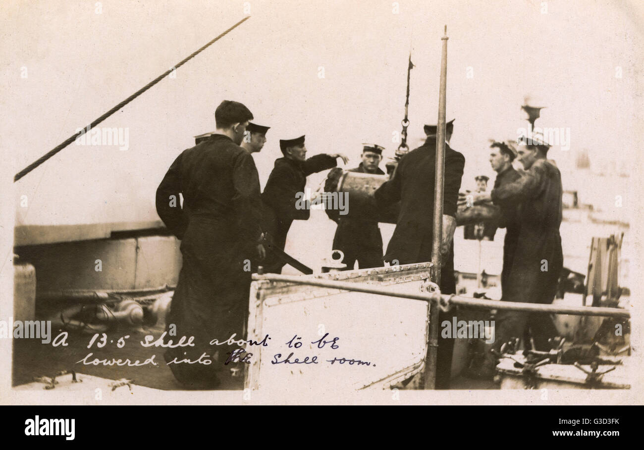 HMS Marlborough - eine 13,5 cm große Hülle in den Schalenraum absenken Stockfoto