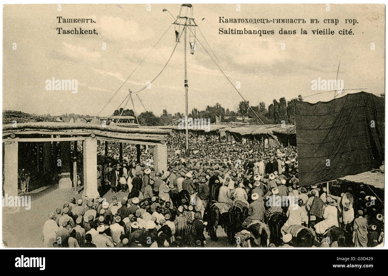 Usbekistan - Taschkent - Eine riesige Menschenmenge, die Akrobaten beobachtet Stockfoto