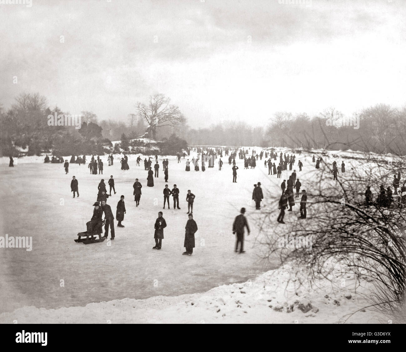 Schlittschuhlaufen auf einem gefrorenen See, England, um 1880er Stockfoto