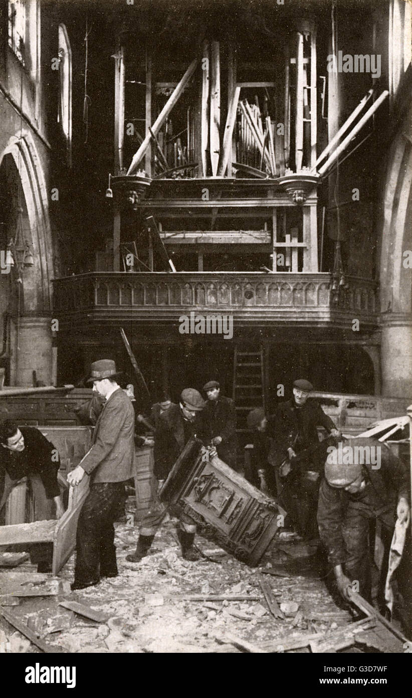 WW2 - die Folgen der Bombardierung durch die Luftwaffe von All Hallows vom Tower, London, die Guild Church des Toc H (TH) - Dezember 1940. Die Kirche brannte drei Wochen später.     Datum: 1940 Stockfoto