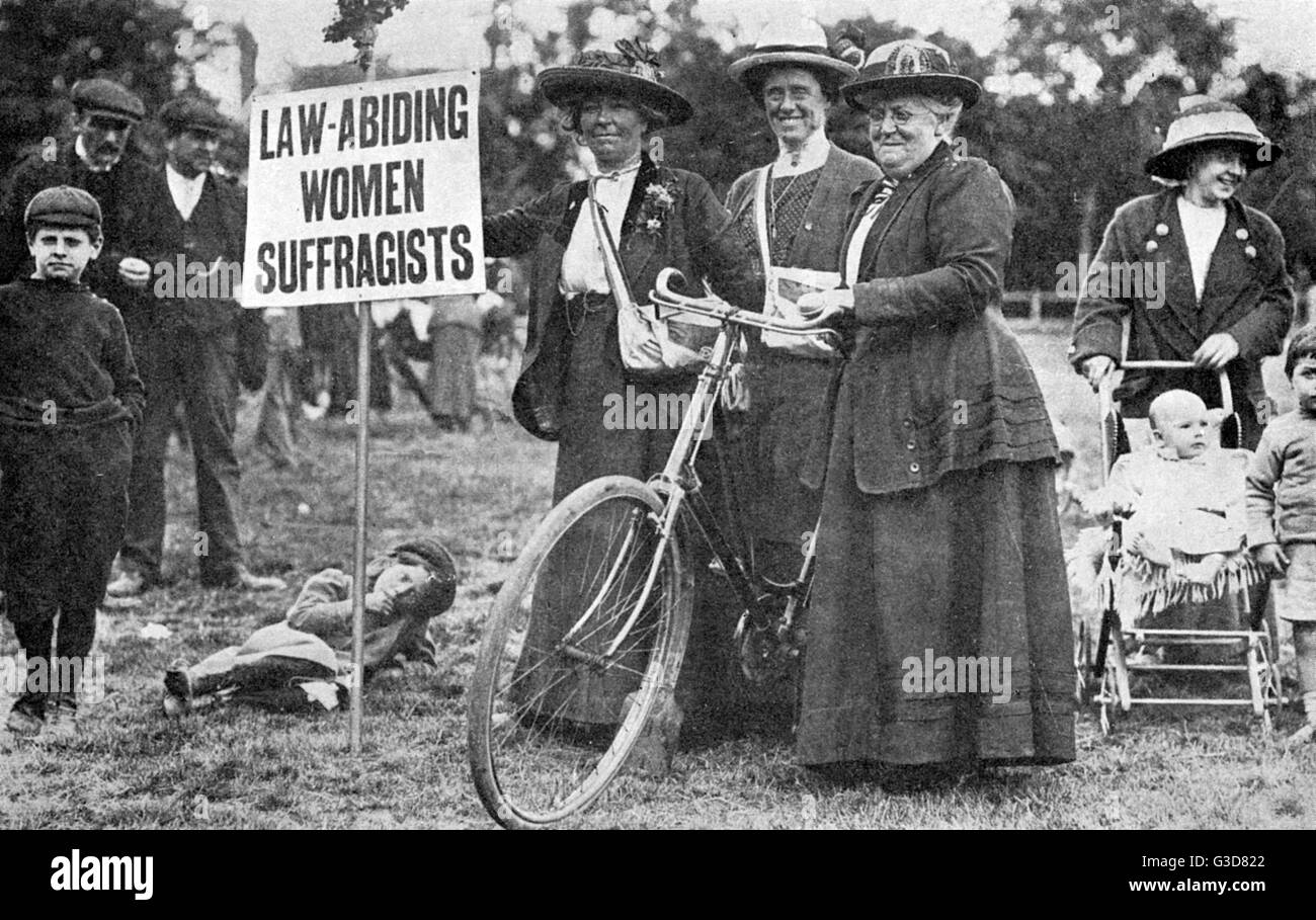 Eine Gruppe von Suffragetten stehend nahe bei ein Fahrrad und ein Zeichen, die behaupten, dass sie gesetzestreu sind.      Datum: c1909 Stockfoto