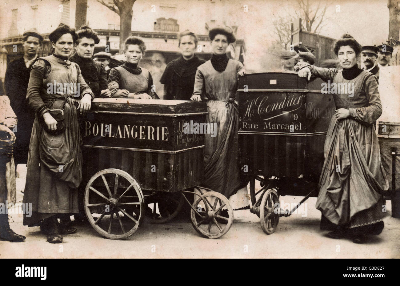 Französische shop Mädchen mit Boulangerie Karren vom Bäcker in der Rue Marcadet, Paris, c.1905.     Datum: C.1905 Stockfoto