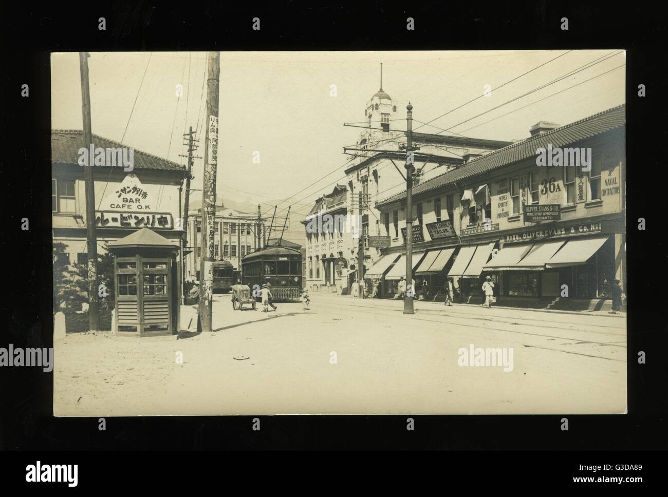 Straßenbahn mit Straßenbahnen und Geschäften, Kobe, Japan Stockfoto