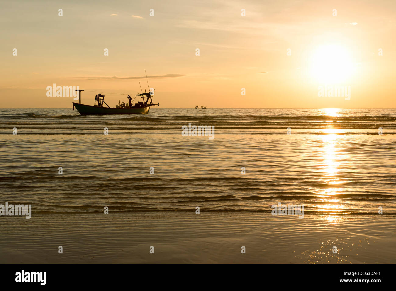 Angelboot/Fischerboot bei Sonnenuntergang. Stockfoto