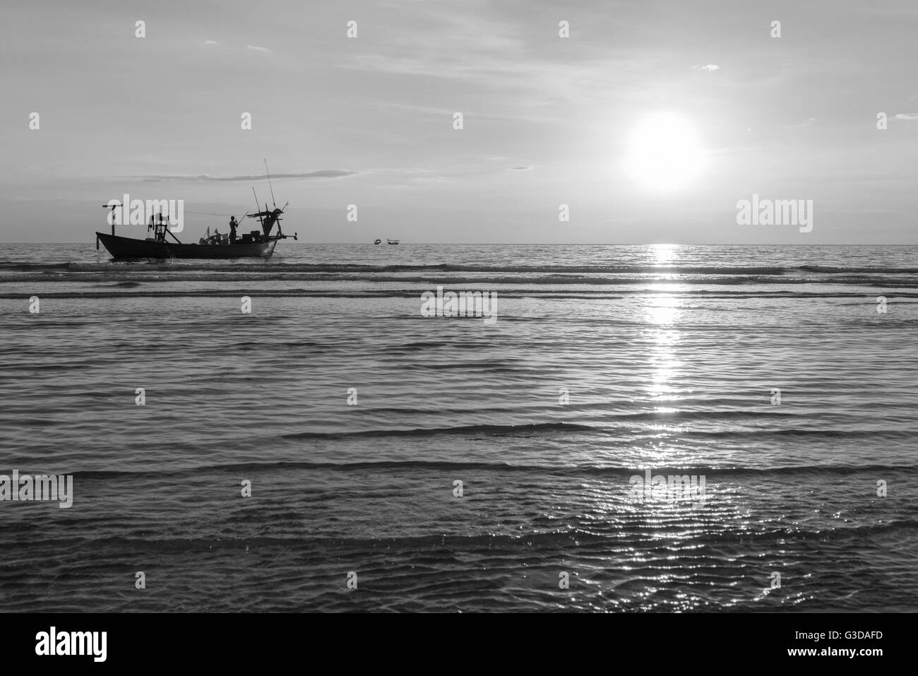 Fischerboote auf dem Meer während der Sonnenuntergangszeit Stockfoto