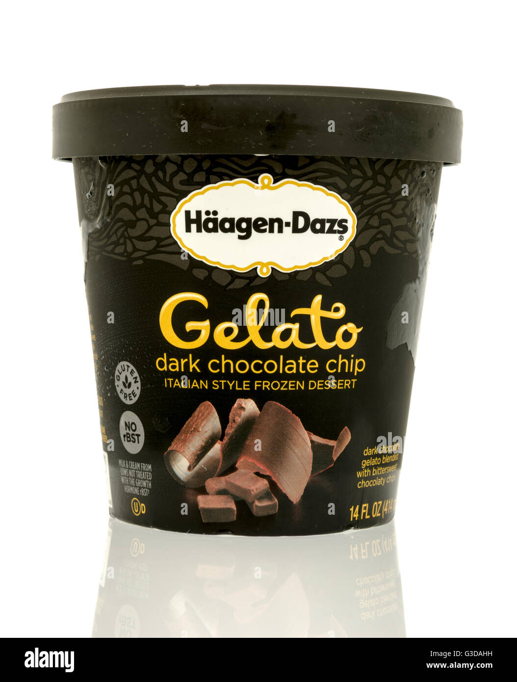 Winneconne, Wisconsin - 7. Juni 2016: Container Hageen Dazs Eis in Gelato dark chocolate Chip Geschmack auf einem isolierten Hintergrund Stockfoto