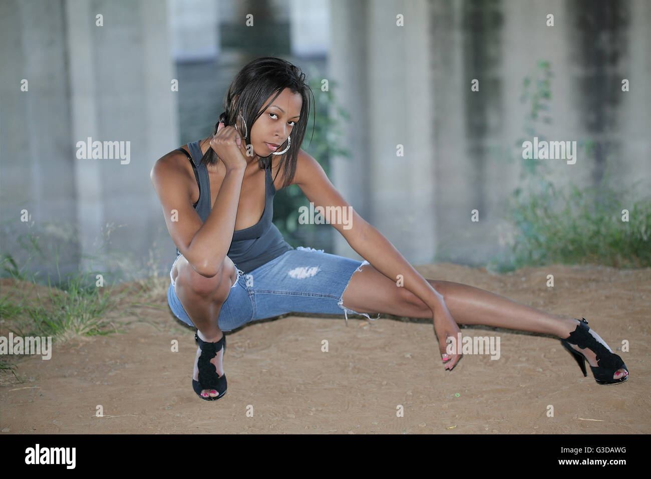 Schwarze Jeansshorts Stockfotos Und Bilder Kaufen Alamy