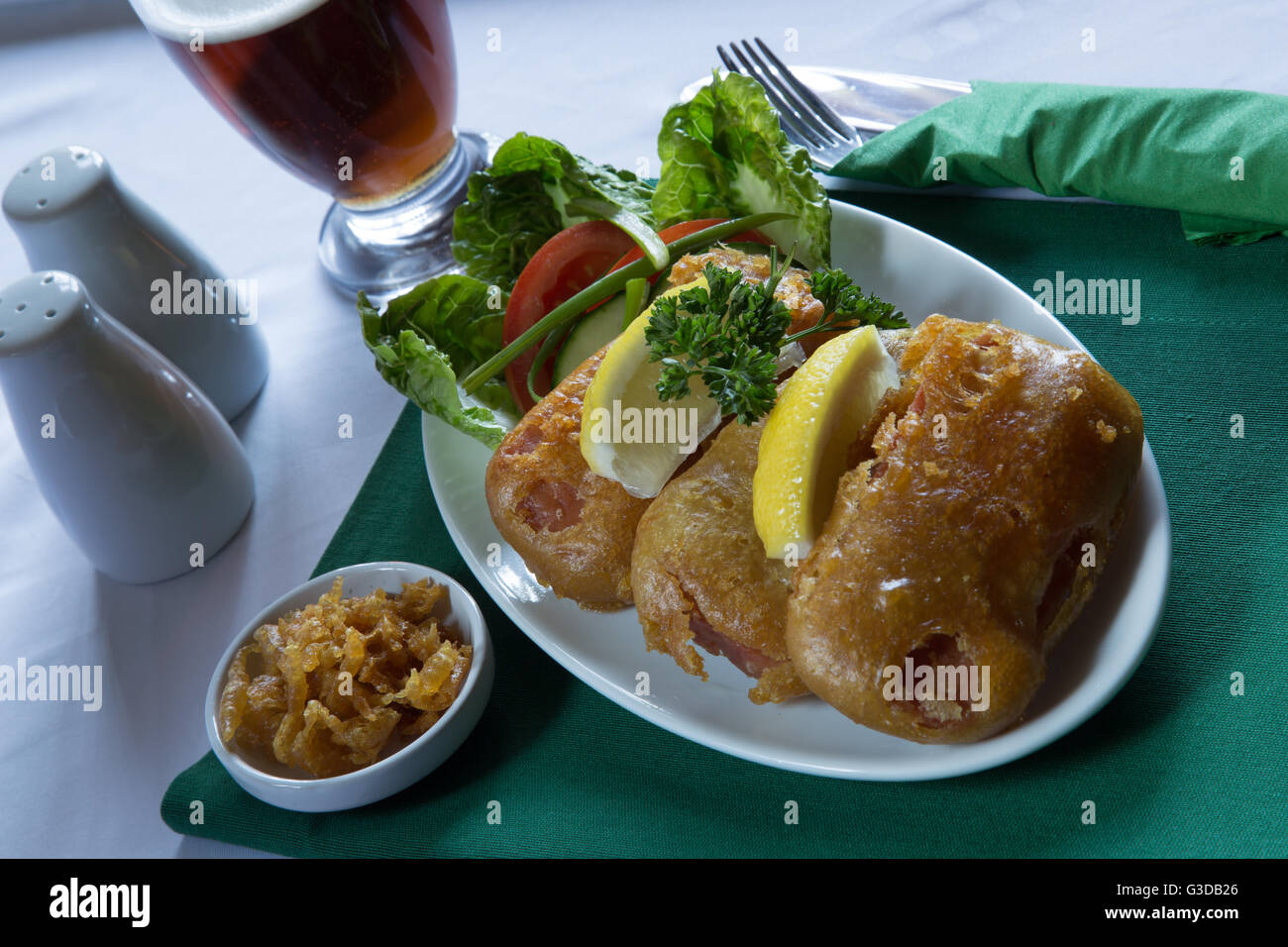 Ein klassisches englisches Gericht von Spam Krapfen serviert mit Beilagensalat und Grieben, genommen in Durham, England. Stockfoto