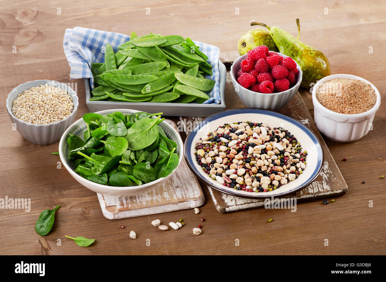 Faser-reichen Lebensmitteln auf hölzernen Hintergrund. Gesunde Ernährung. Ansicht von oben Stockfoto