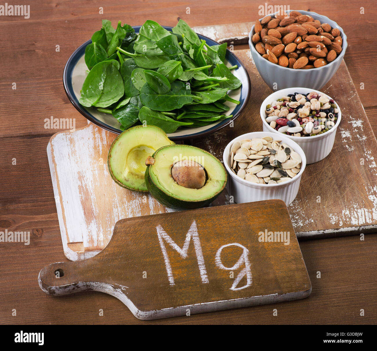 Magnesium-reiche Lebensmittel auf einem Holztisch. Stockfoto