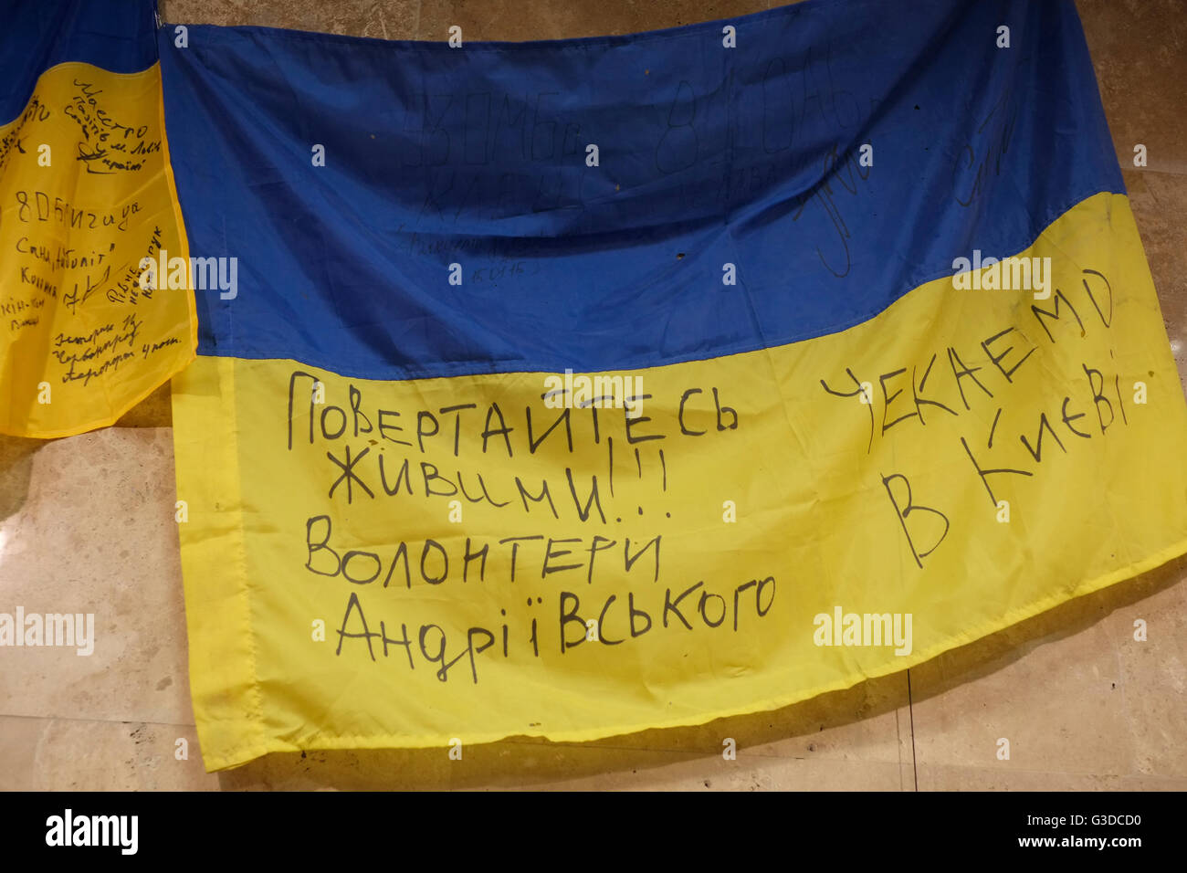 Eine ukrainische Nationalflagge mit Parolen drauf, die von Demonstranten während der ukrainischen Revolution vom Februar 2014 verwendet wurde liegt auch bekannt als die Euromaidan Revolution oder Revolution der würde an eine Ausstellung widmet sich dieses Ereignis im ukrainischen staatlichen Museum des großen Vaterländischen Krieges angezeigt in den Außenbezirken des Petschersk Bezirk von Kiew, der Hauptstadt der Ukraine Stockfoto