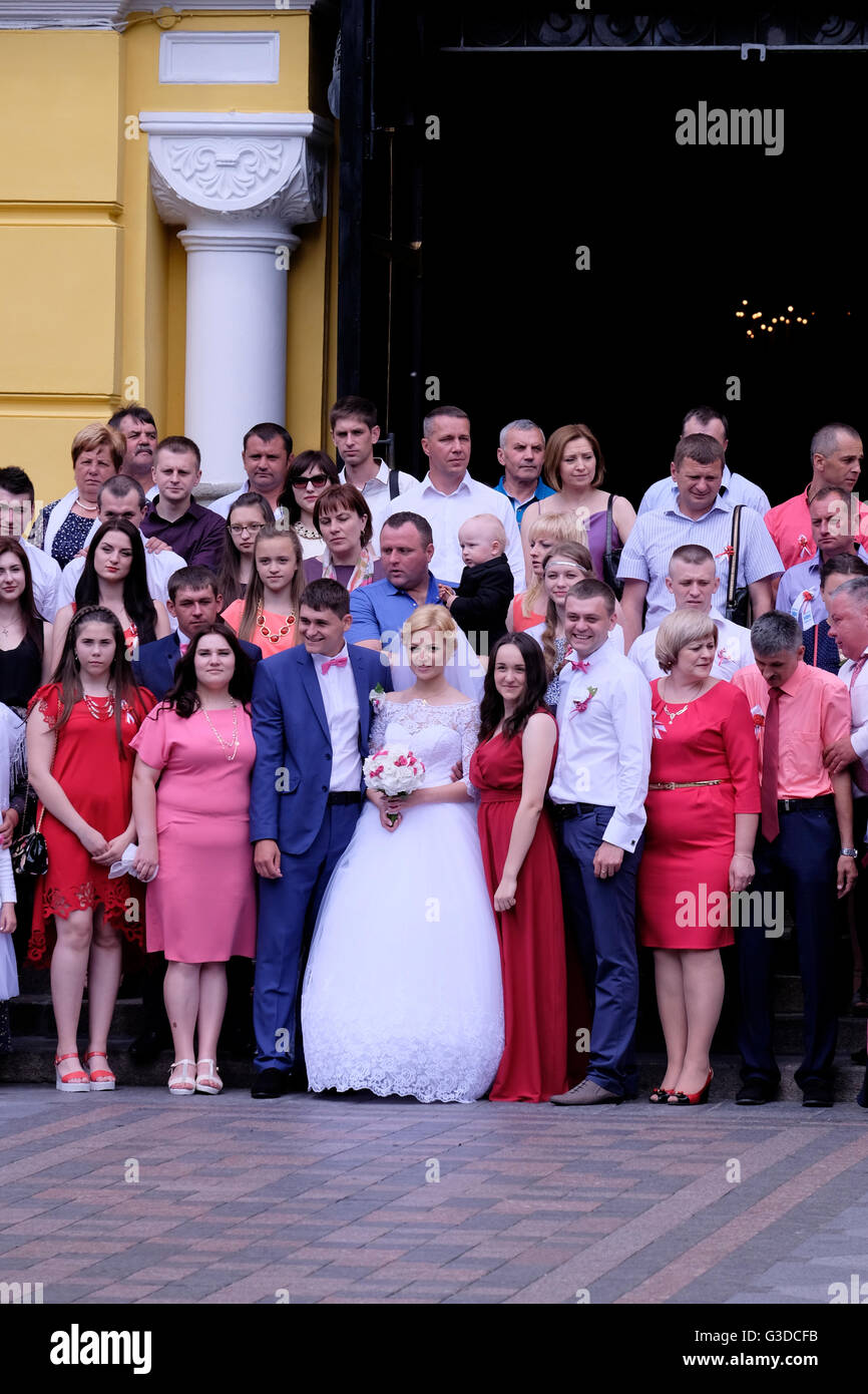 Eine ukrainische Familie posiert für die Kamera vor eine östliche orthodoxe Kirche-Hochzeit in St. Volodymyr Kathedrale im Zentrum von Kiew Ukraine Stockfoto