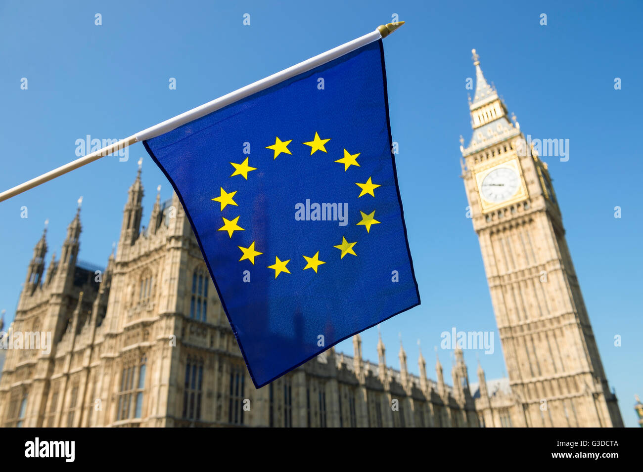 Flagge der Europäischen Union hängt vor Big Ben und die Houses of Parliament, Westminster Palace, London Stockfoto