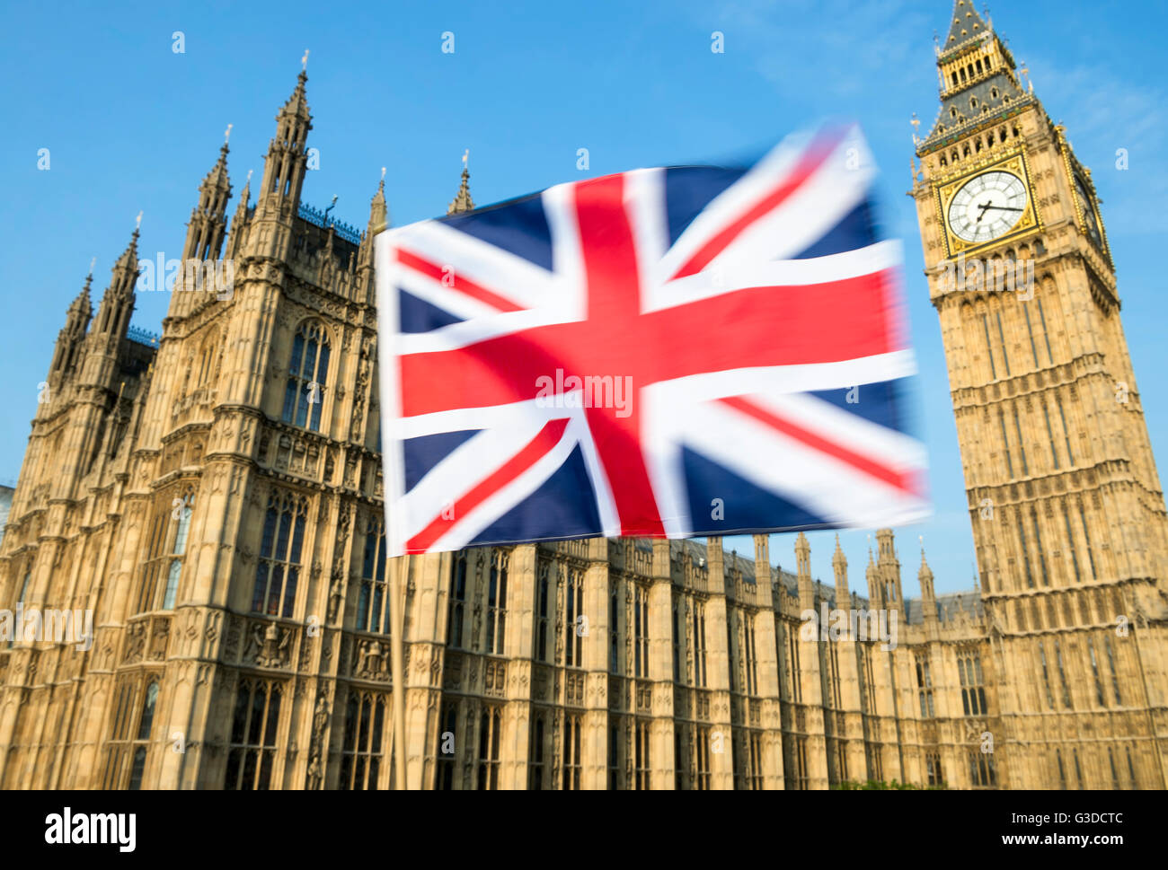 Großen britischen Union Jack-Flagge vor Big Ben und die Houses of Parliament, Westminster Palace, London Stockfoto