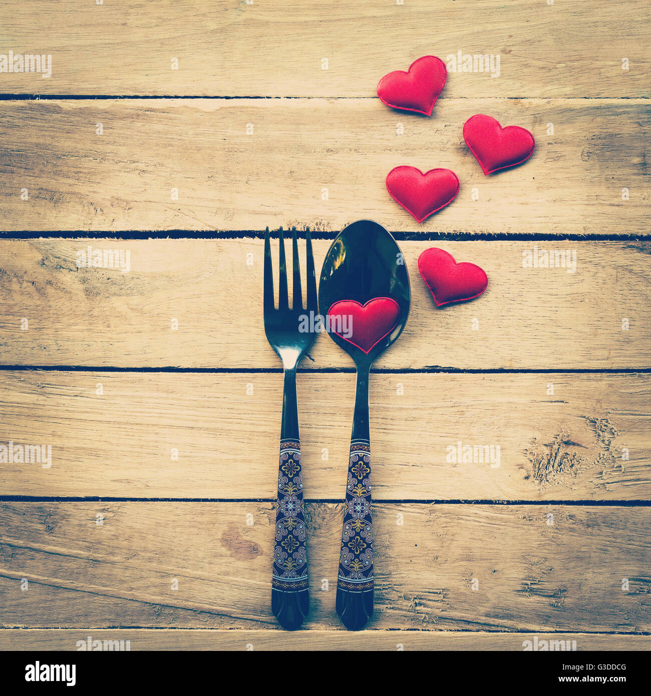 Valentinstag Dinner mit gedeckten Tisch im rustikalen Holz Stockfoto