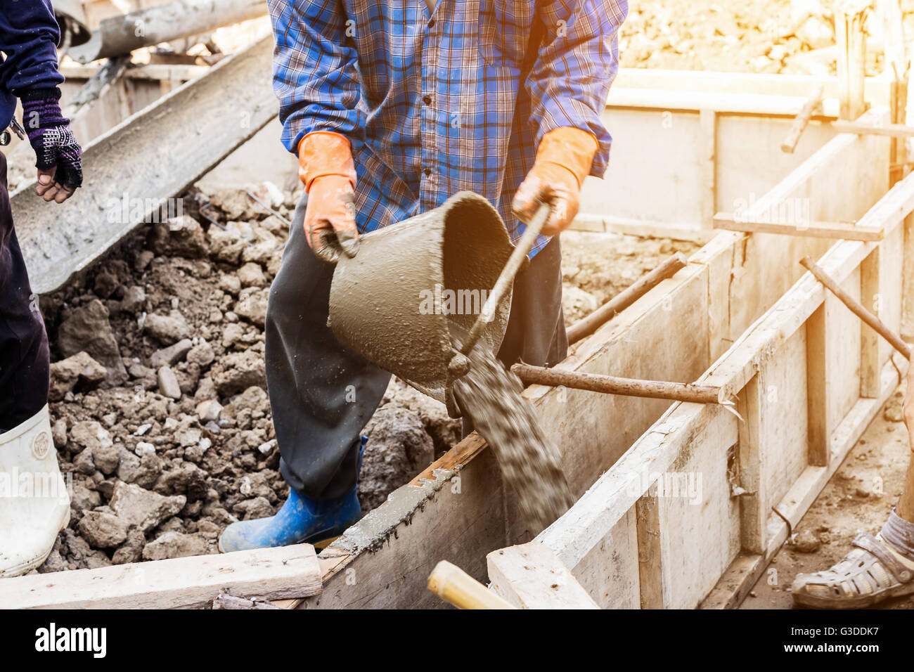 Arbeiter mischen Zement-Mörtel-Pflaster für Konstruktion mit Vintage-Ton  Stockfotografie - Alamy