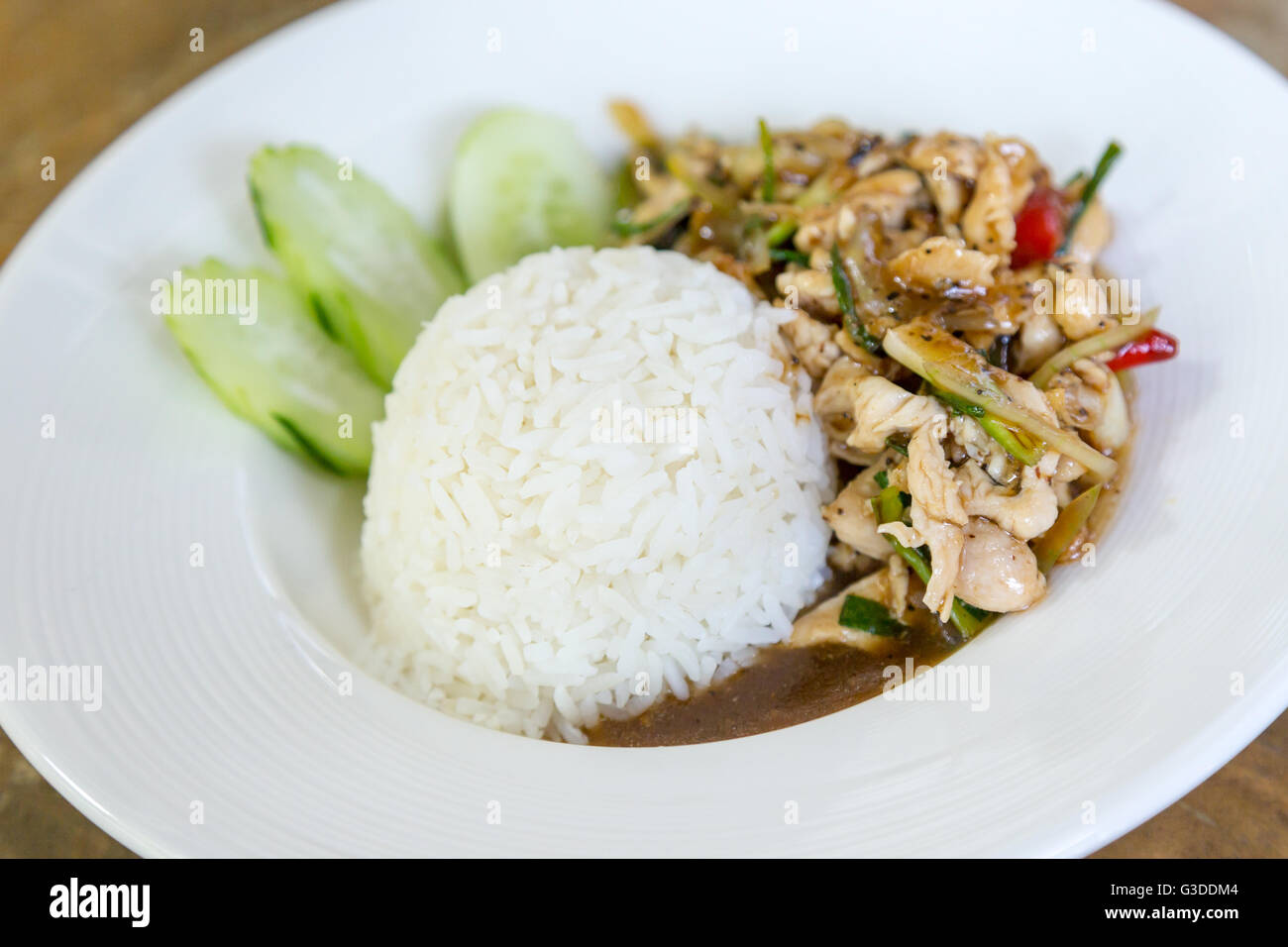 Thai Essen Thai würzigen Speisen, gebratenes Huhn mit Basilikum. Stockfoto