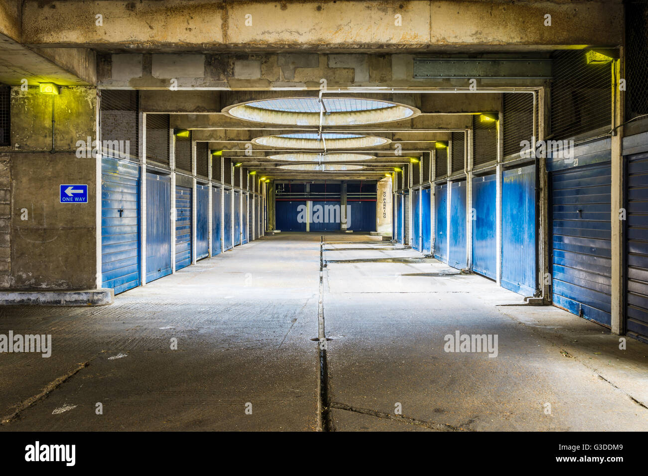 Brutalistische Garage Stockfotos Brutalistische Garage Bilder