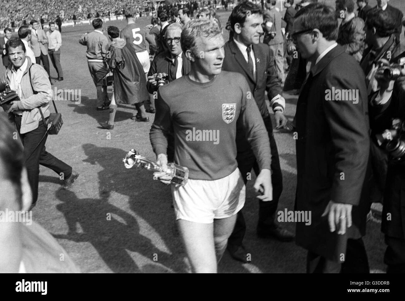 Soccer World Cup 1966 - Finale - England - Deutschland 4: 2 - Bobby Moore (ENG) mit der Trophäe. | weltweite Nutzung Stockfoto
