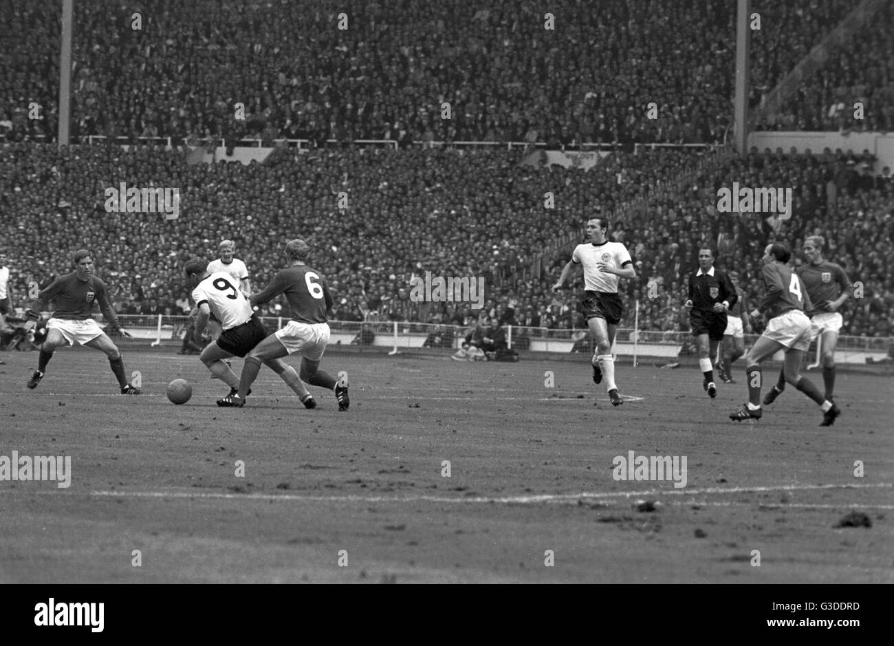 Fußball-Weltmeisterschaft 1966 - Finale - England V West-Deutschland 4: 2 n. - Uwe Seeler (Nr. 9, GER) kämpft um den Ball mit Bobby Moore (Nr. 6, Deutsch). | weltweite Nutzung Stockfoto