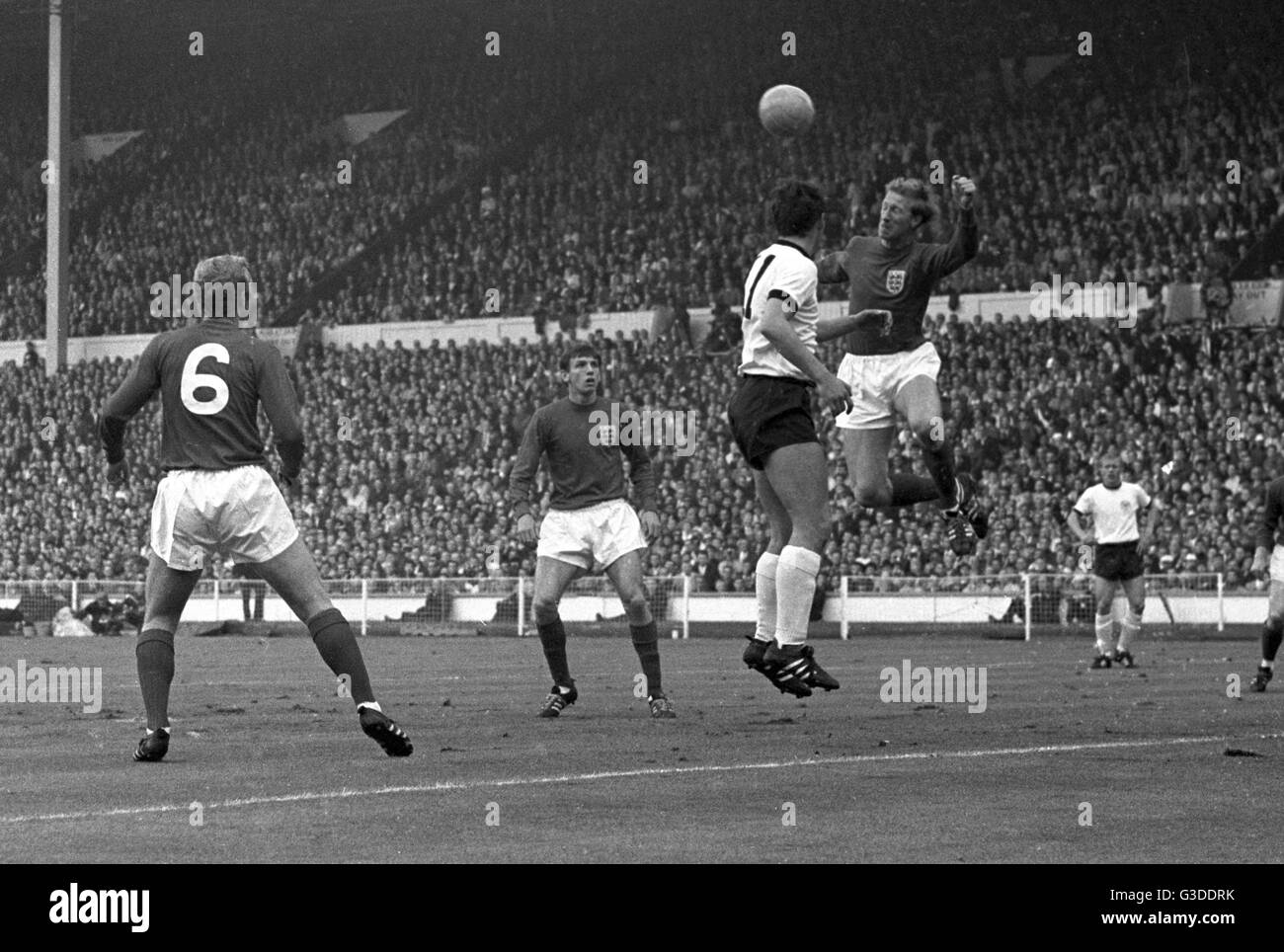 Fußball-Weltmeisterschaft 1966 - Final - England - Deutschland 4: 2 n. - von links nach rechts: Bobby Moore (ENG), Martin Peters (ENG), Lothar Emmerich (DEU) und Jack Charlton (ENG). | weltweite Nutzung Stockfoto
