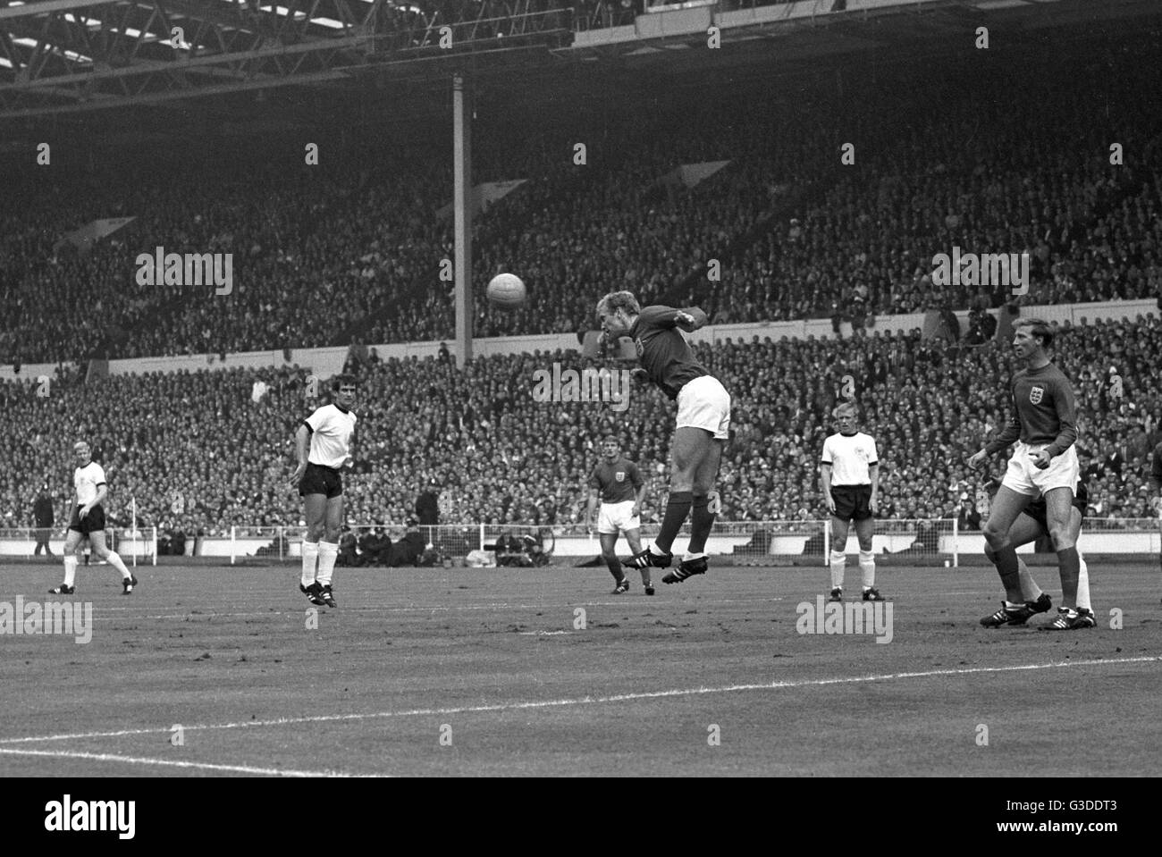 Fußball-Weltmeisterschaft 1966 - Finale - England - Deutschland 4: 2 n. - Bobby Moore (ENG) macht den Ball. | weltweite Nutzung Stockfoto