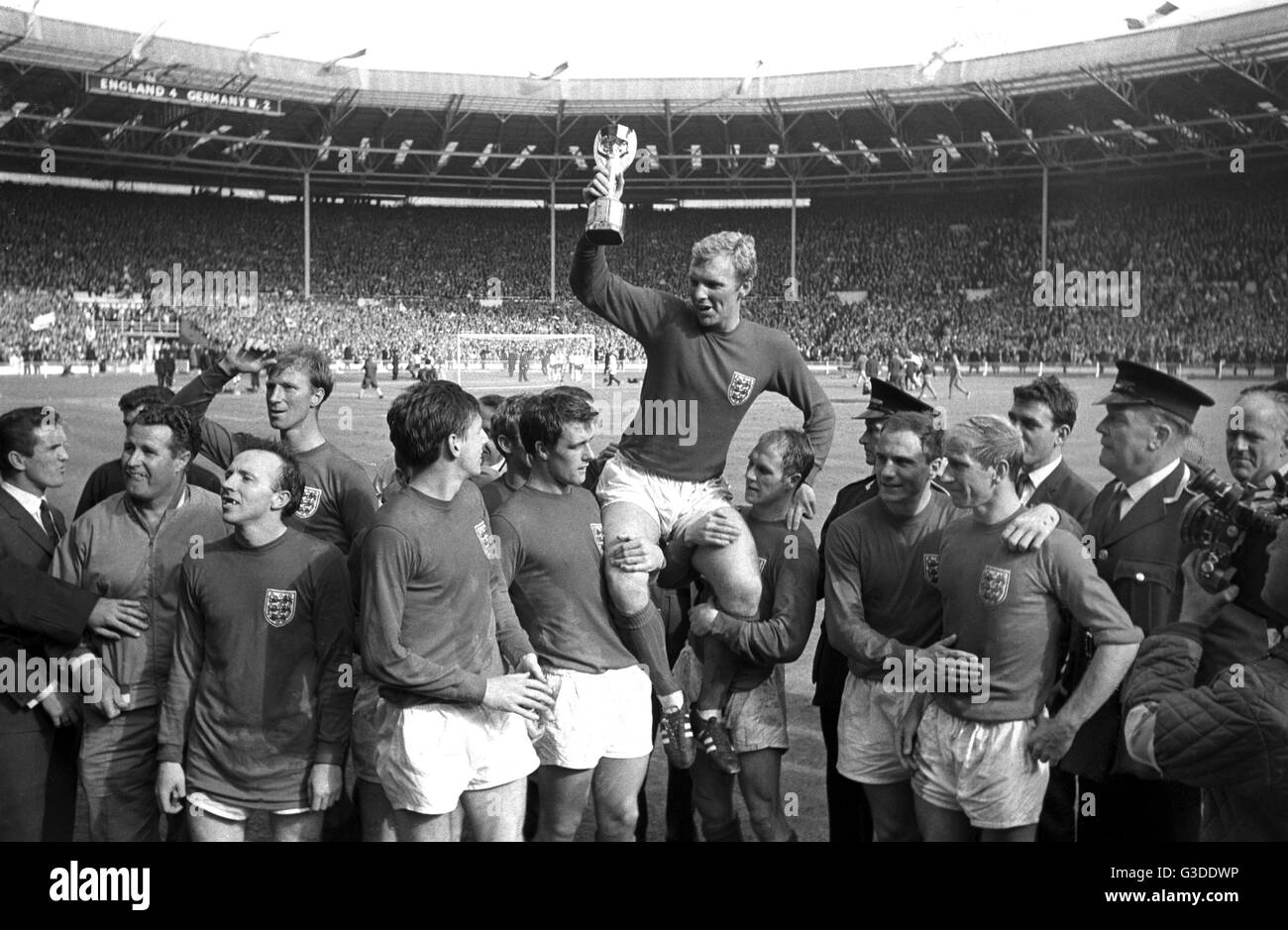 Soccer World Cup 1966 - Finale - England - Deutschland 4: 2 - Bobby Moore (ENG) wird nach dem Spiel gefeiert. | weltweite Nutzung Stockfoto
