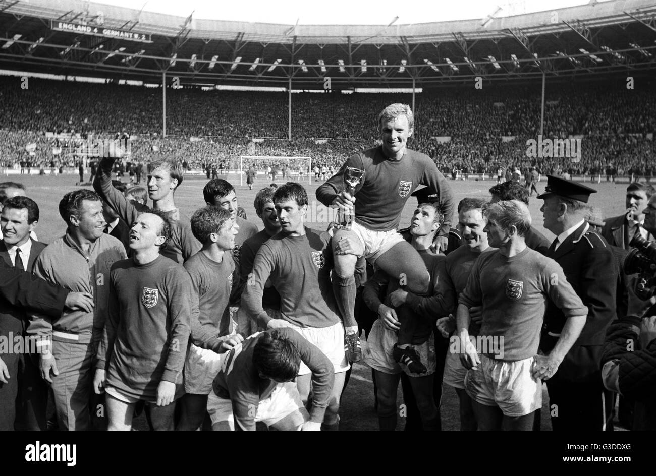 Soccer World Cup 1966 - Finale - England - Deutschland 4: 2 - Bobby Moore (ENG) wird nach dem Spiel gefeiert. | weltweite Nutzung Stockfoto