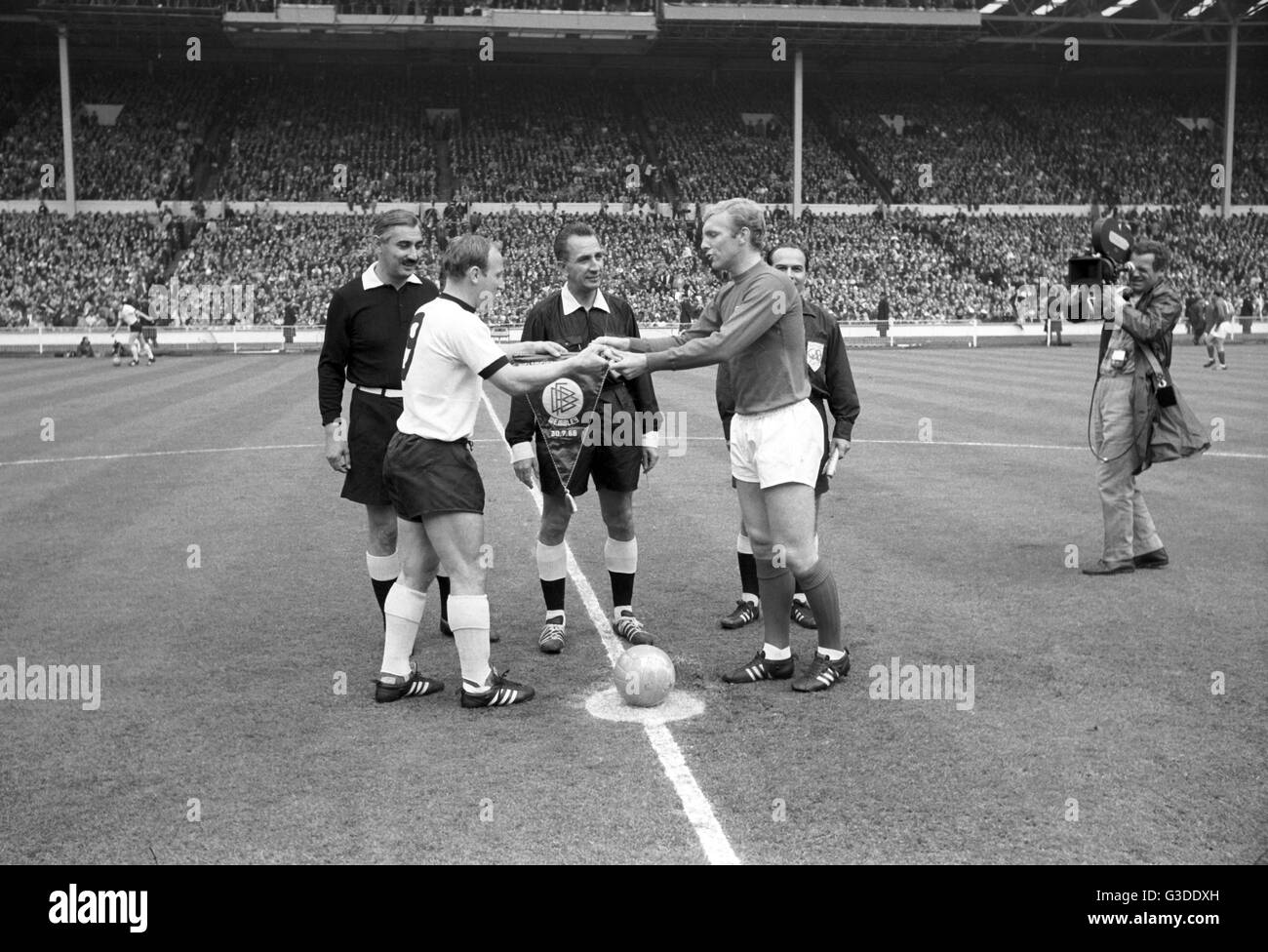 Beide Mannschaftsführer, Uwe Seeler (L, d) und Bobby Moore (ENG), sind vor dem Spiel abgebildet. | weltweite Nutzung Stockfoto