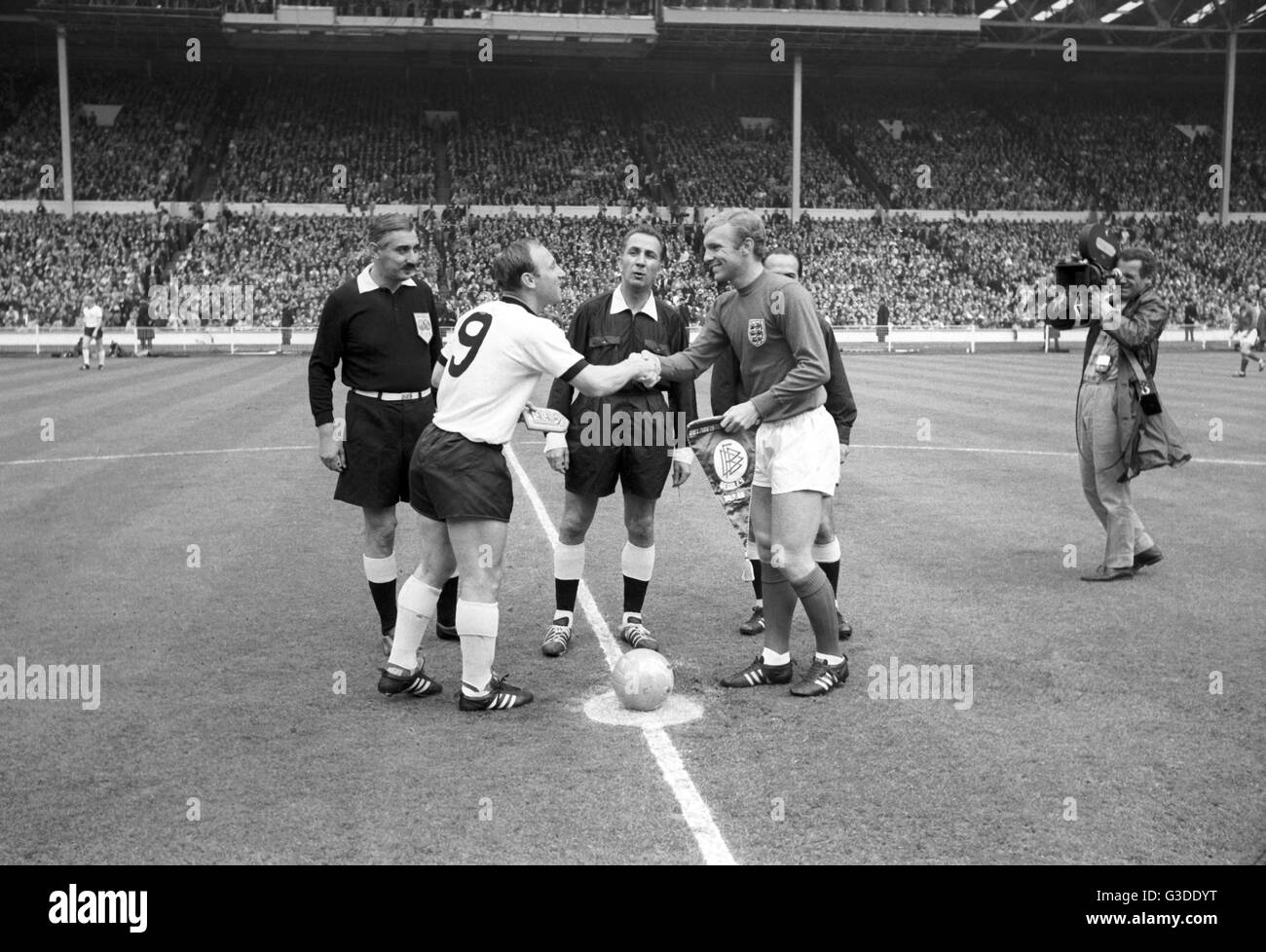 Beide Teams Kapitäne, Uwe Seeler (L, d) und Bobby Moore (GER) vor dem Spiel abgebildet sind. | weltweite Nutzung Stockfoto