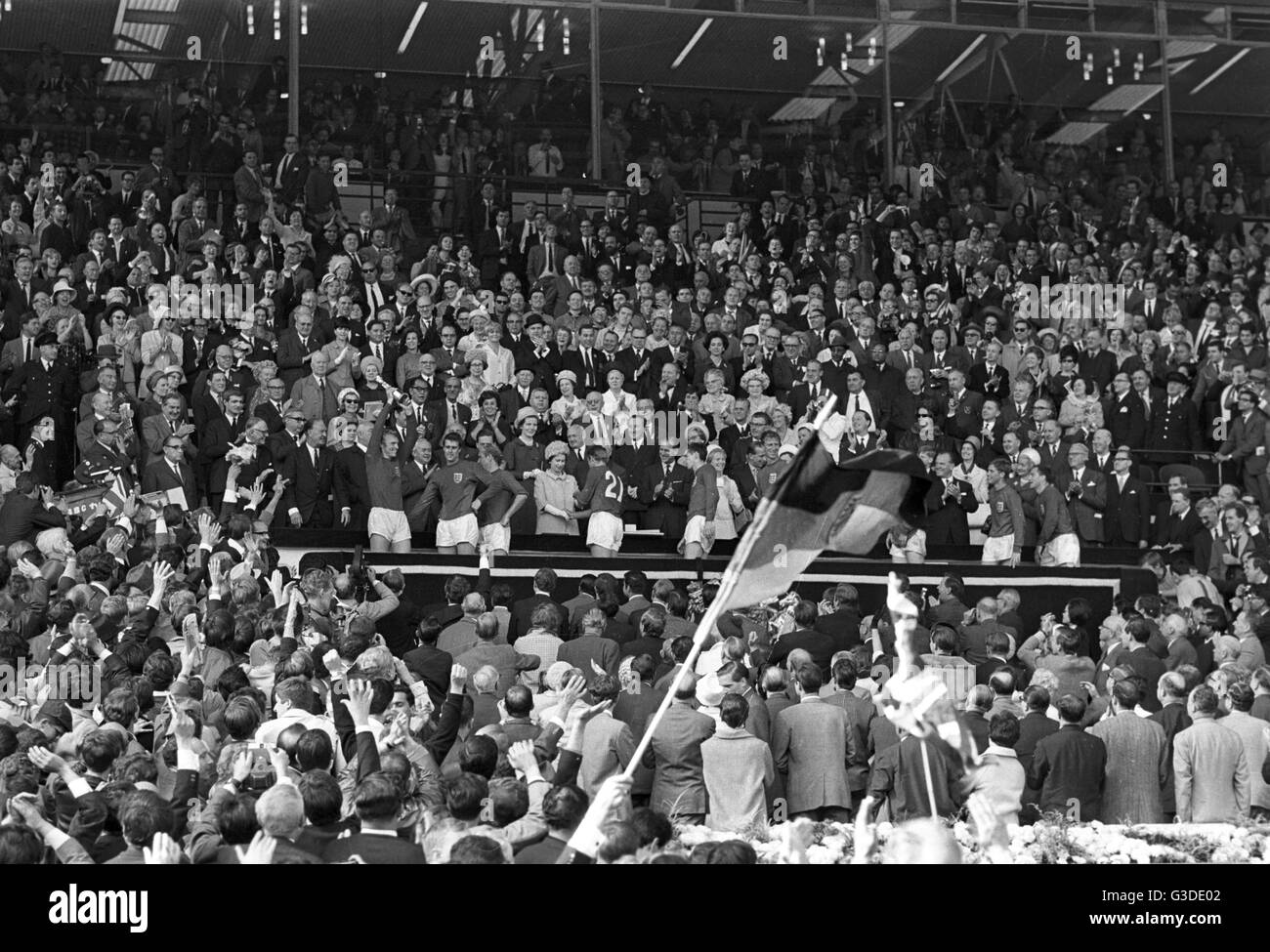Soccer World Cup 1966 - Finale - England - Deutschland 4: 2 a.e.t - Bobby Moore (L) zeigt die Trophäe. | weltweite Nutzung Stockfoto