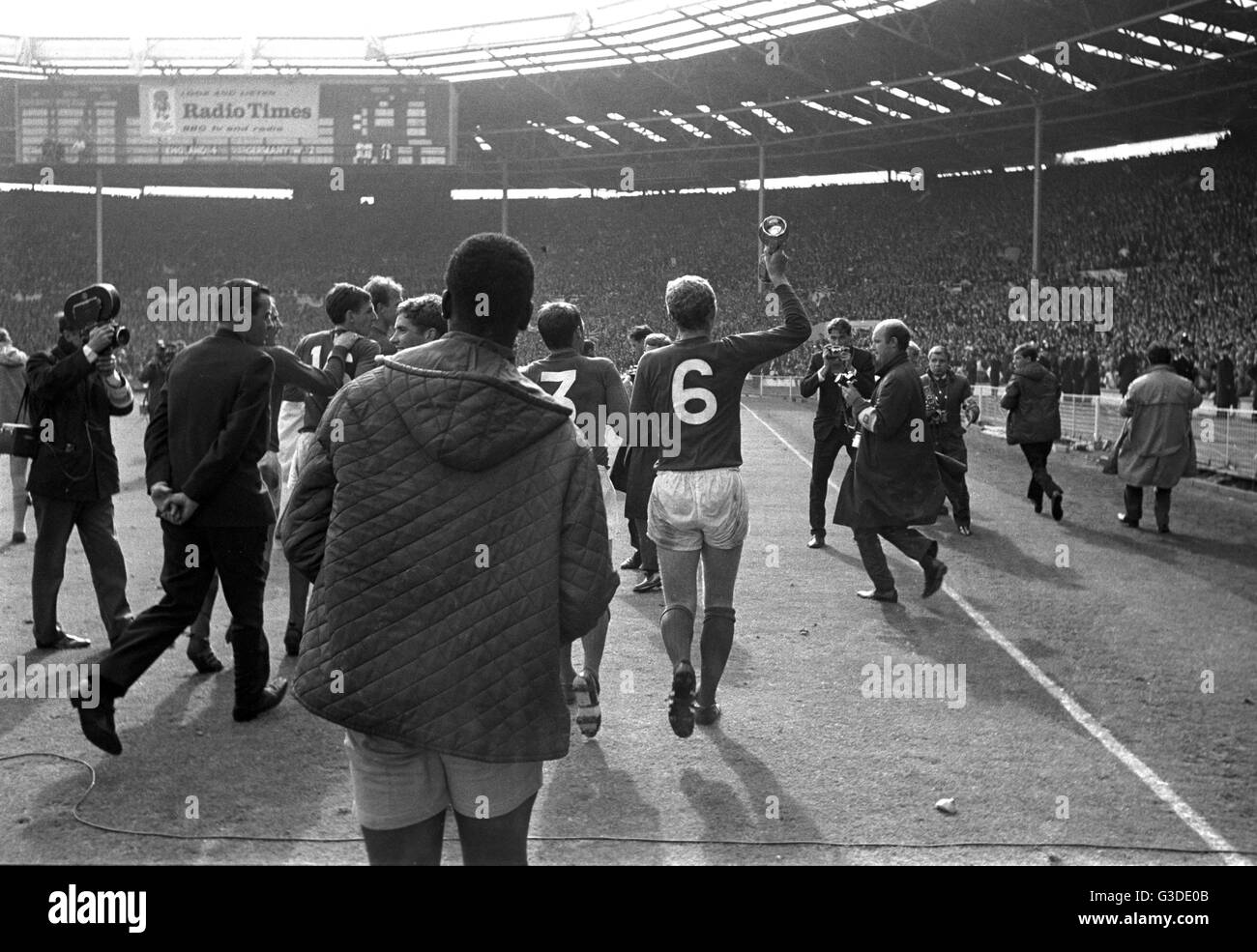 Soccer World Cup 1966 - Finale - England - Deutschland 4: 2 - Bobby Moore (ENG) mit Trophäe. | weltweite Nutzung Stockfoto