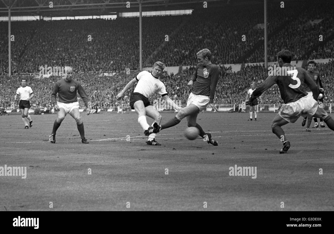 Das 1: 0-Führung für Deutschland (L-R): Franz Beckenbauer (GER), Bobby Charlton (ENG), Helmut Haller (GER), Bobby Moore und Ray Wilson (beide ger). | weltweite Nutzung Stockfoto