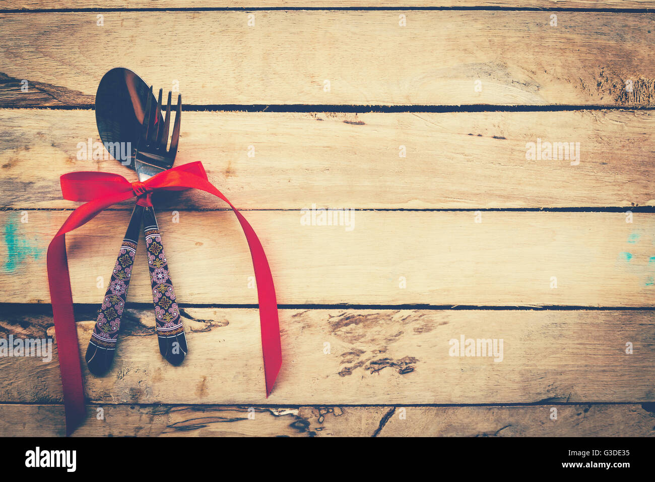 Valentines Dinner am hölzernen Hintergrund mit dem Raum. Vintage-Stil. Stockfoto